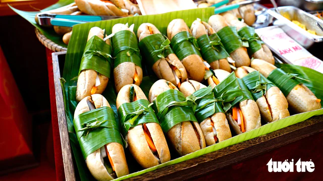 Admire Vietnam’s Hue–Da Nang train, ranked among world’s 10 best rail trips - Ảnh 6.