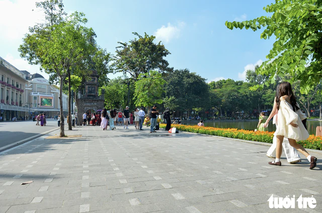 Iconic Hanoi lake’s portrait artists suspend activities, evoking sense of loss among locals - Ảnh 2.