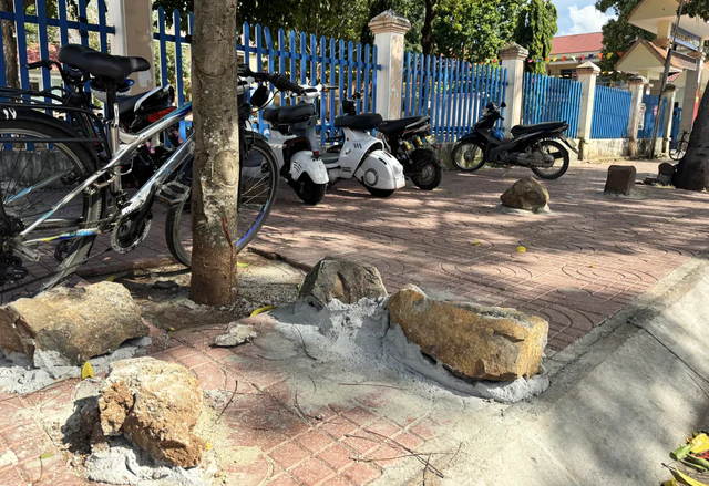 A rocky solution: giant boulders cemented outside Vietnam school to block sidewalk parking- Ảnh 1.