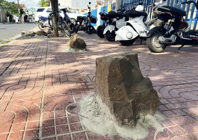 A rocky solution: giant boulders cemented outside Vietnam school to block sidewalk parking- Ảnh 2.