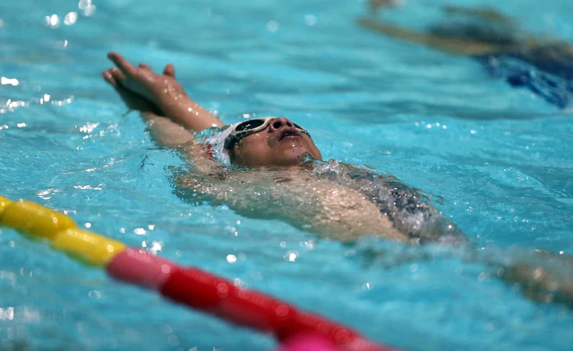 Vietnamese swimmer pulls off unusual 12km swim in Hanoi's Red River - Ảnh 3.