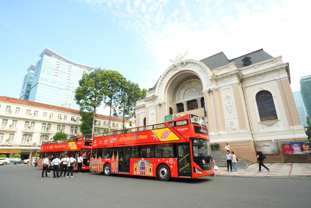 Ho Chi Minh City launches first electric double-decker buses for tourists - Ảnh 1.