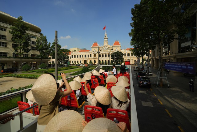 Ho Chi Minh City launches first electric double-decker buses for tourists - Ảnh 2.
