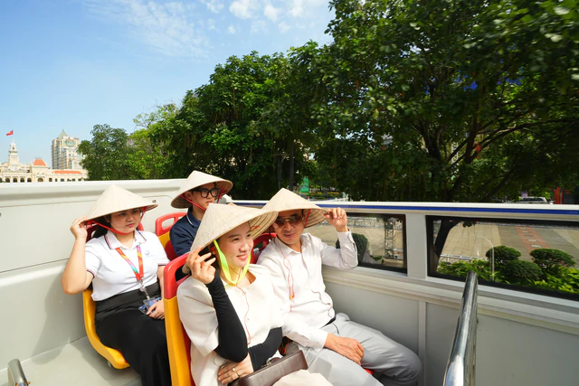 Ho Chi Minh City launches first electric double-decker buses for tourists - Ảnh 4.
