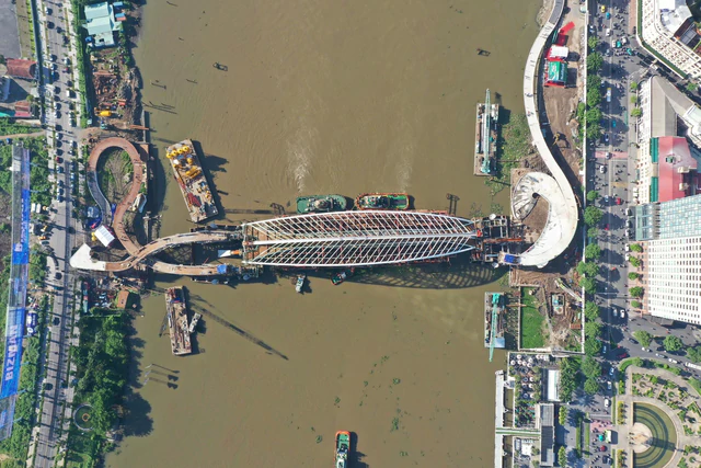 Main span of Saigon River pedestrian bridge officially joined- Ảnh 5.