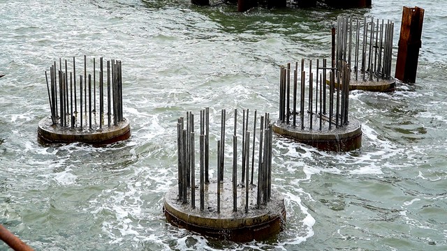 Vietnam’s longest sea-crossing bridge features piles more than 100 meters deep- Ảnh 1.