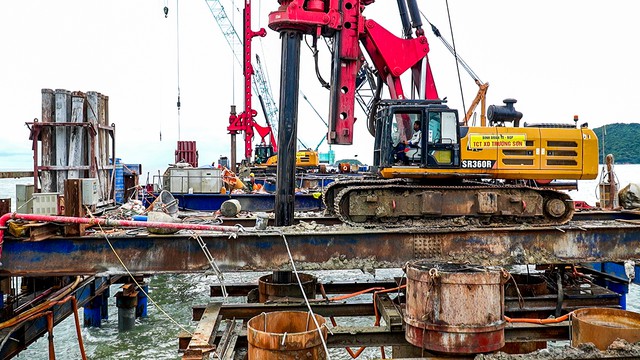 Vietnam’s longest sea-crossing bridge features piles more than 100 meters deep- Ảnh 2.