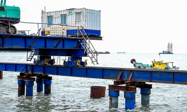 Vietnam’s longest sea-crossing bridge features piles more than 100 meters deep- Ảnh 6.