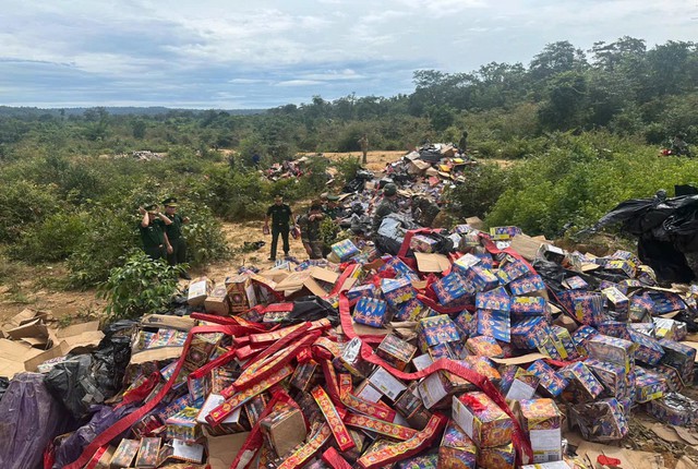 Smuggling kingpin arrested in cross-border explosives ring from Laos to Vietnam- Ảnh 1.