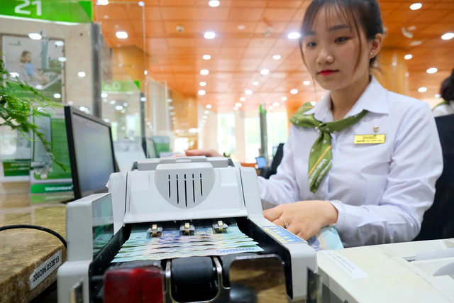 State Bank of Vietnam threatens to curb credit growth if banks fail to cut interest rates - Ảnh 1.