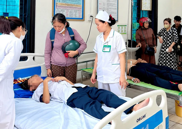 Vietnam Morning Monitor: Ho Chi Minh City reports 5th meningococcal case, 27 students hospitalized after bee attack - Ảnh 3.