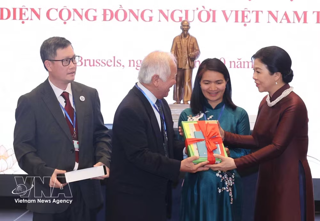 General Secretary and President To Lam meets with staff of Vietnamese agencies in Belgium, Vietnamese community in Europe- Ảnh 1.