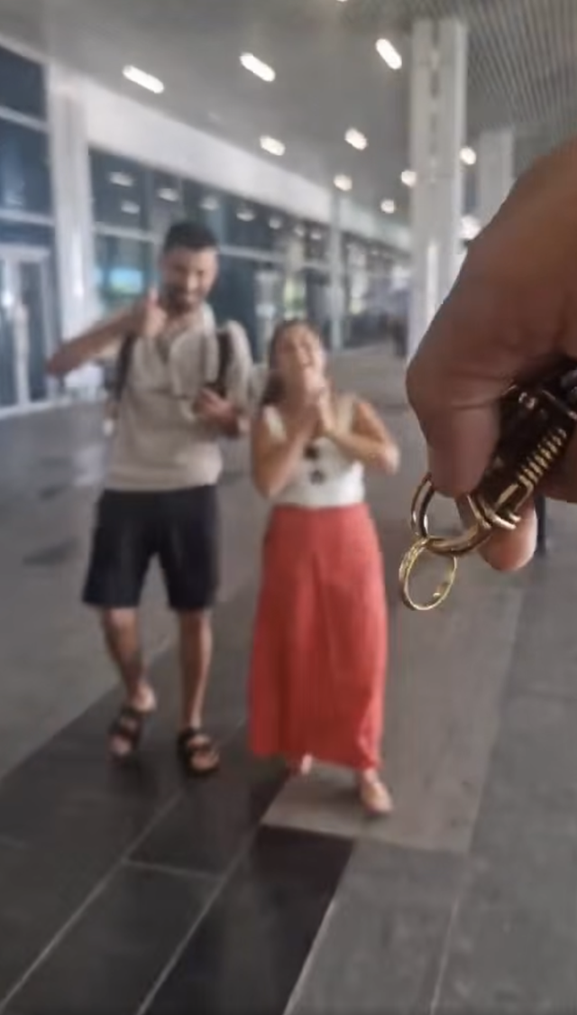 Da Nang volunteer travels to Phu Quoc to return wedding ring lost at sea to Portuguese couple - Ảnh 1.