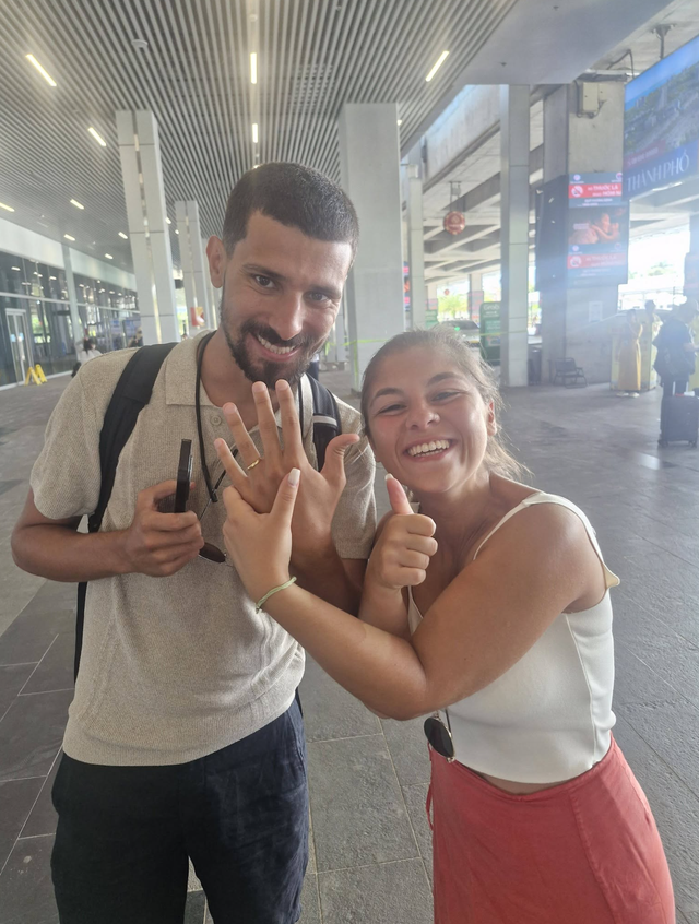 Da Nang volunteer travels to Phu Quoc to return wedding ring lost at sea to Portuguese couple - Ảnh 2.