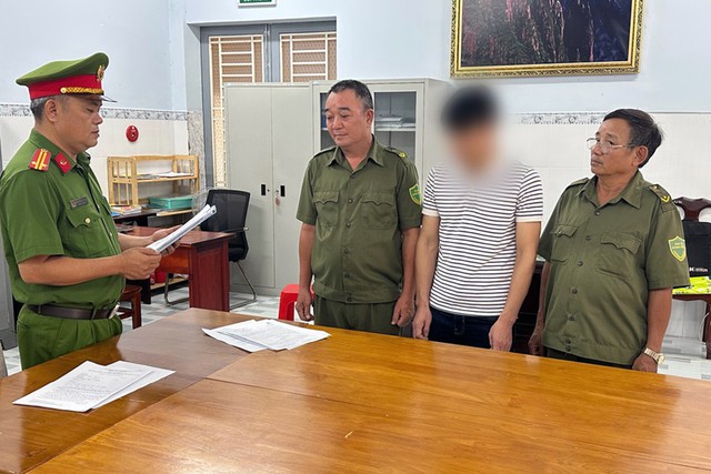 Vietnam shop owner prosecuted for selling counterfeit Louis Vuitton, Gucci, Dior clothing - Ảnh 1.