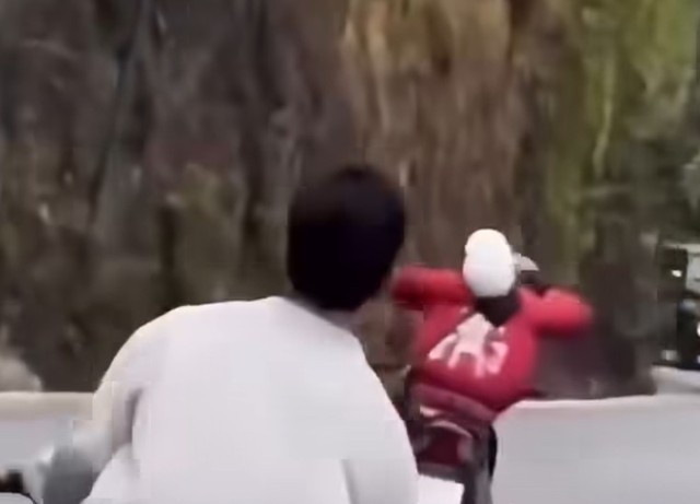 Vietnam teen performs hands-free dance stunt while riding motorbike, police seize vehicle - Ảnh 1.