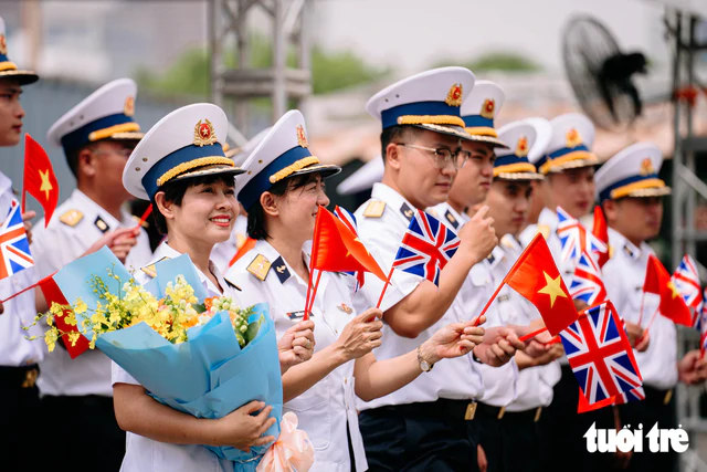 UK patrol ship HMS Spey, led by female commander, on week-long visit to Ho Chi Minh City - Ảnh 1.
