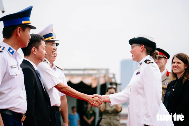UK patrol ship HMS Spey, led by female commander, on week-long visit to Ho Chi Minh City - Ảnh 3.