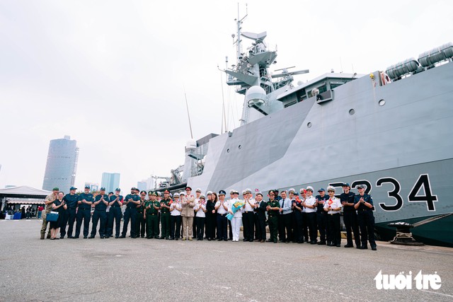 UK patrol ship HMS Spey, led by female commander, on week-long visit to Ho Chi Minh City - Ảnh 5.