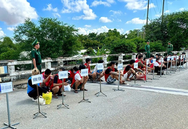 Vietnam receives 68 nationals repatriated from Cambodia, many linked to online scam compounds- Ảnh 2.