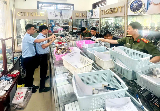 Vietnam shop owner charged over 2,000 fake luxury watches- Ảnh 1.