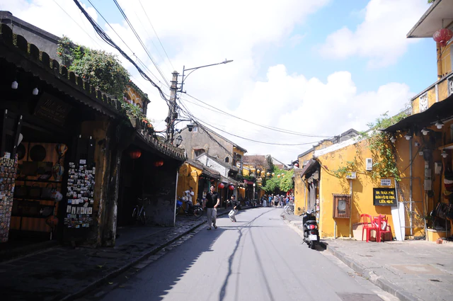 Officials explain why Vietnam’s Hoi An Ancient Town is seeing fewer tourists- Ảnh 1.