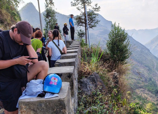 Tourist falls 300m down cliff while visiting Vietnam's northernmost point - Ảnh 2.
