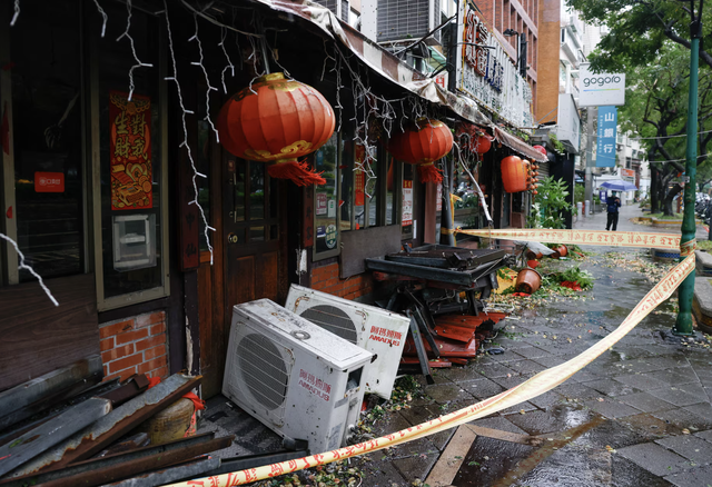 Typhoon Champi sweeps past Taiwan, leaving 1 dead, 500 injured- Ảnh 2.