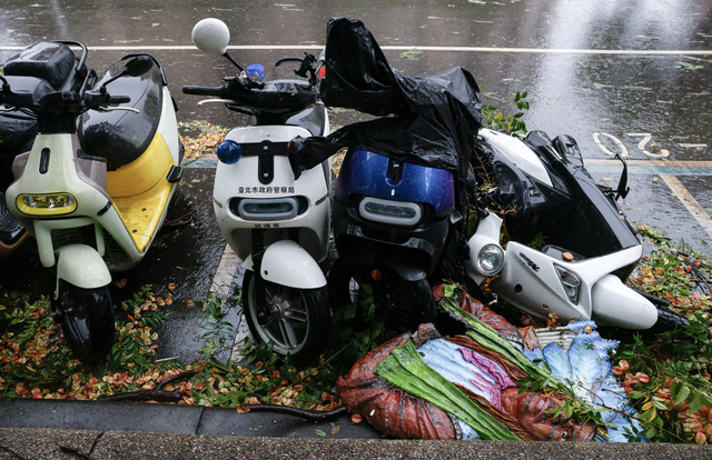 Typhoon Champi sweeps past Taiwan, leaving 1 dead, 500 injured- Ảnh 3.