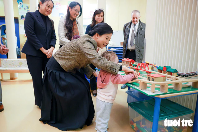 Vietnamese First Lady visits hospital-school model for children in Belgium- Ảnh 2.