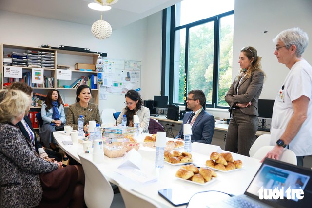 Vietnamese First Lady visits hospital-school model for children in Belgium- Ảnh 5.