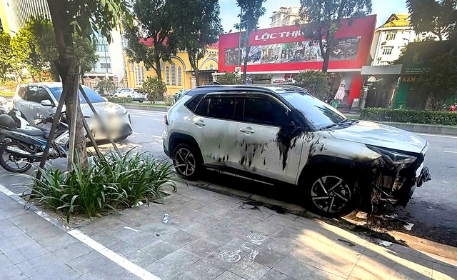 Vietnam police probe suspected arson, vandalism involving 2 cars in Hue - Ảnh 1.