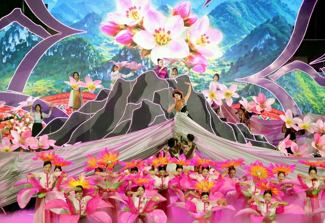 Northern Vietnam's rocky highlands turn pink as buckwheat flower season begins- Ảnh 1.