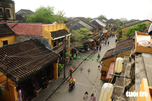 Vietnam’s Hoi An sees 20% drop in visitors, bookings surge from November - Ảnh 1.