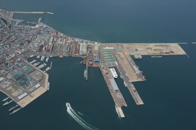 Japan shipbuilders ramping up investment to double output - Ảnh 1.