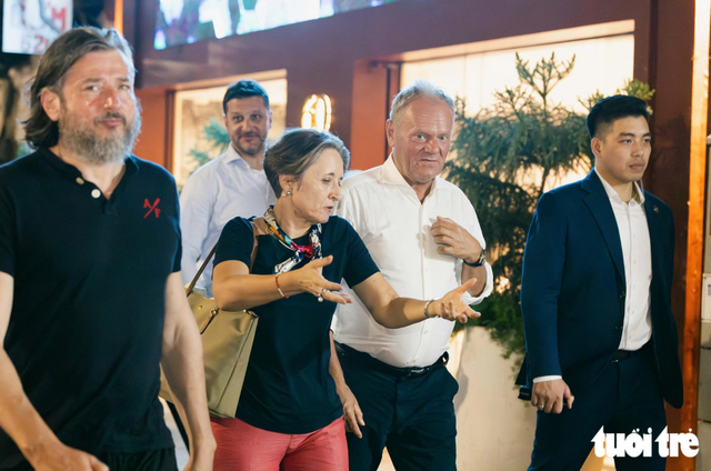 Polish premier takes nighttime stroll through Hanoi- Ảnh 1.