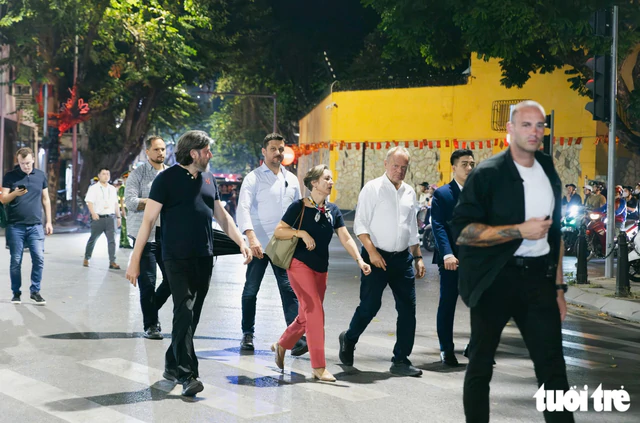 Polish premier takes nighttime stroll through Hanoi- Ảnh 2.