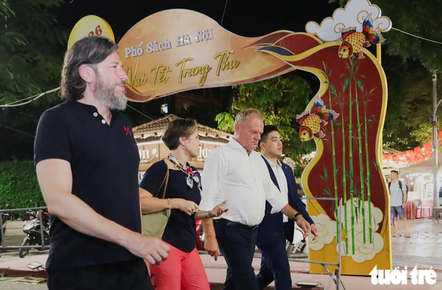 Polish premier takes nighttime stroll through Hanoi- Ảnh 3.