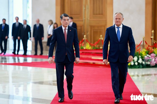 PM Le Minh Hung hosts welcome ceremony for Polish counterpart - Ảnh 2.