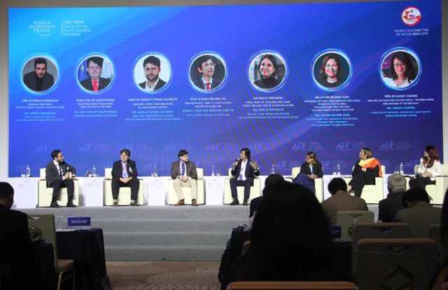 WEF expert urges Vietnam to encourage global tech giants to co-develop products - Ảnh 1.