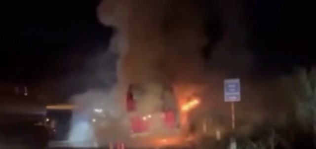 23 foreign tourists escape as long-haul bus gutted by fire in northern Vietnam - Ảnh 1.