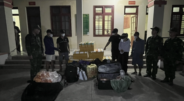 Vietnam's border guards bust smuggling ring moving tonnes of unsafe food - Ảnh 1.