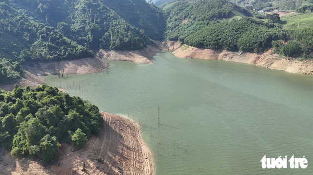 Hydropower reservoirs run dangerously low amid rainy season in Da Nang - Ảnh 1.