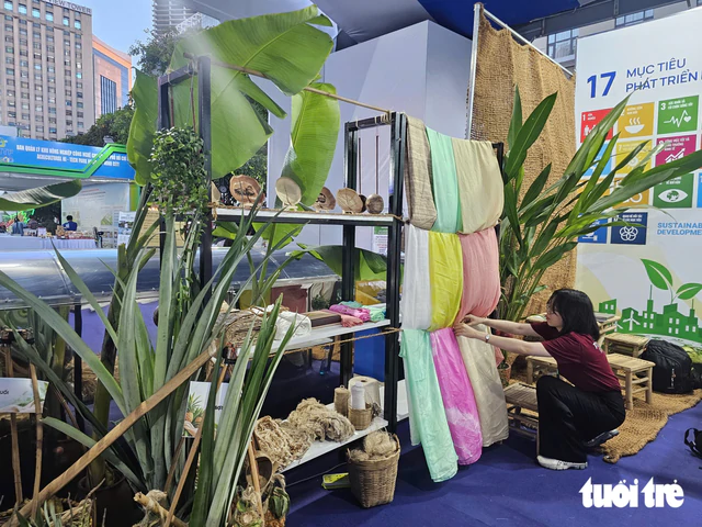 Vietnamese businesses turn shrimp shells, pineapple peels into valuable products - Ảnh 4.
