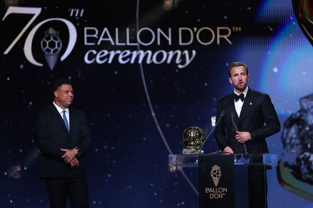 England forward Kane crowned Ballon d'Or winner, Putellas wins women's award- Ảnh 3.