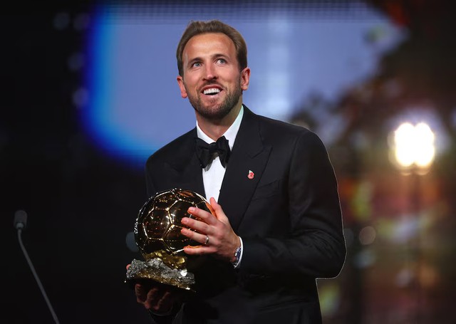 England forward Kane crowned Ballon d'Or winner, Putellas wins women's award- Ảnh 2.