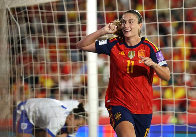 England forward Kane crowned Ballon d'Or winner, Putellas wins women's award- Ảnh 9.