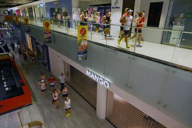 Runners swap streets for shopping malls as haze chokes Singapore - Ảnh 1.