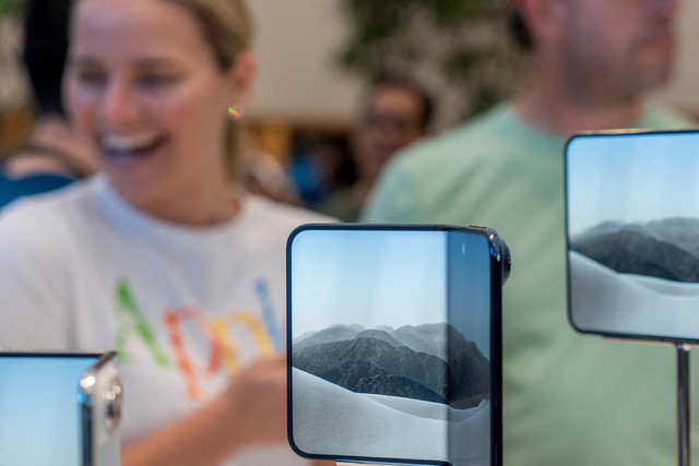 Apple says it will replace iPhone Duo units showing screen problems - Ảnh 1.