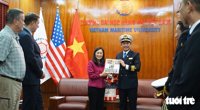 U.S. Ambassador visits Vietnam Maritime University for academic cooperation - Ảnh 3.